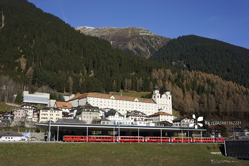 瑞士迪森蒂斯修道院和火车站图片素材