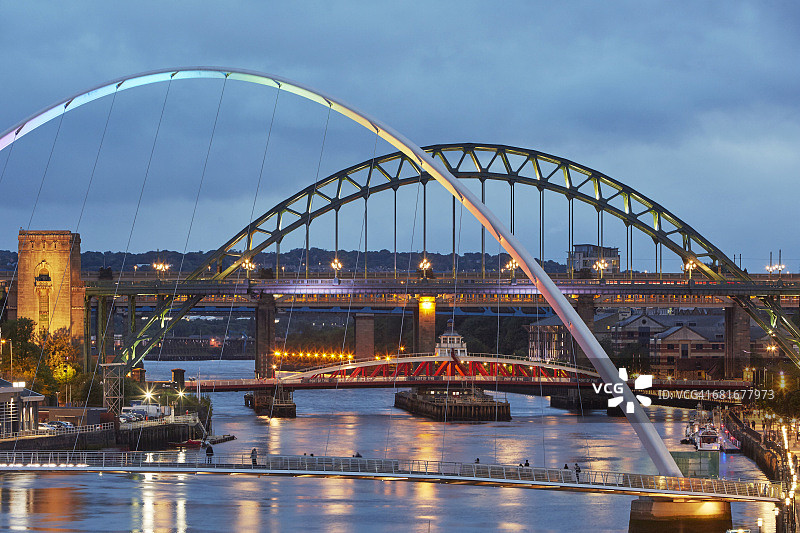 纽卡斯尔桥梁的拱门（黄昏）图片素材