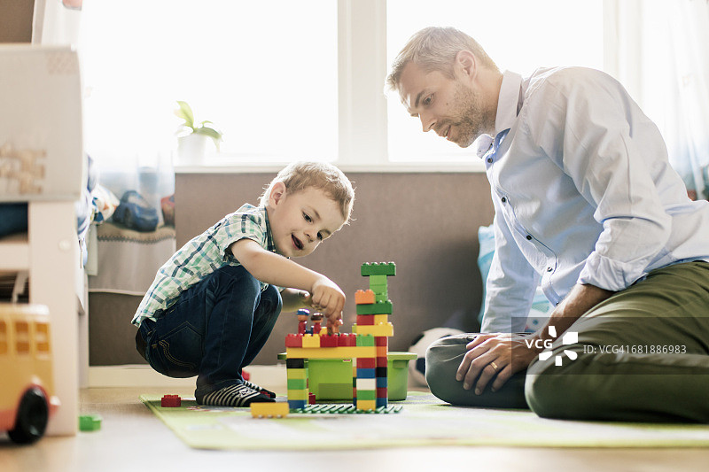 父子在家玩玩具积木图片素材