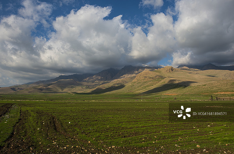 伊朗、库尔德斯坦、伊拉克边境艾哈迈达瓦山景图片素材