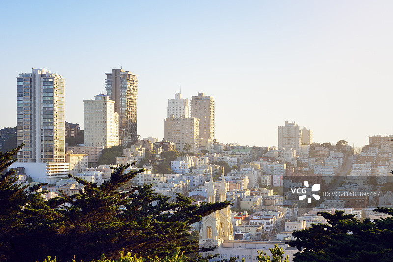 美国加利福尼亚州旧金山电报山视角：诺布山、俄罗斯山与圣彼得和圣保罗教堂图片素材