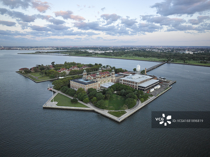 美国纽约湾上部埃利斯岛航拍照片图片素材