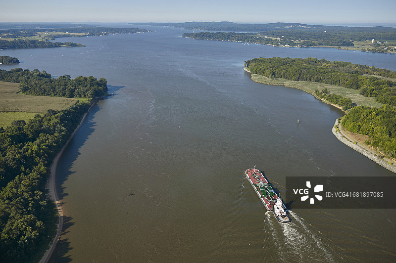 美国马里兰州，进入麋鹿河的拖船和驳船的航拍照片图片素材
