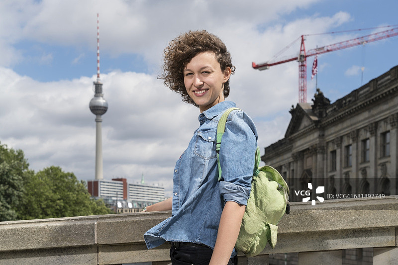 德国柏林：站在博德博物馆前微笑的年轻女子肖像图片素材