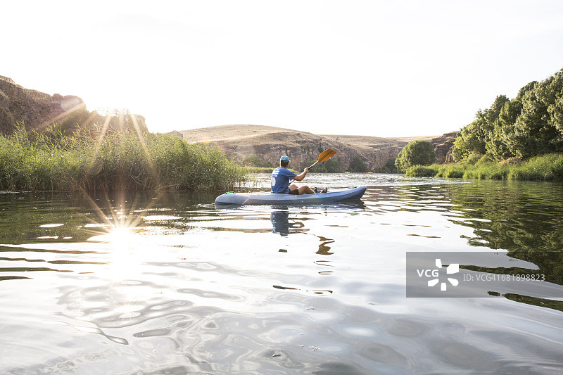 西班牙塞哥维亚：杜拉通河峡谷中的皮划艇男子图片素材