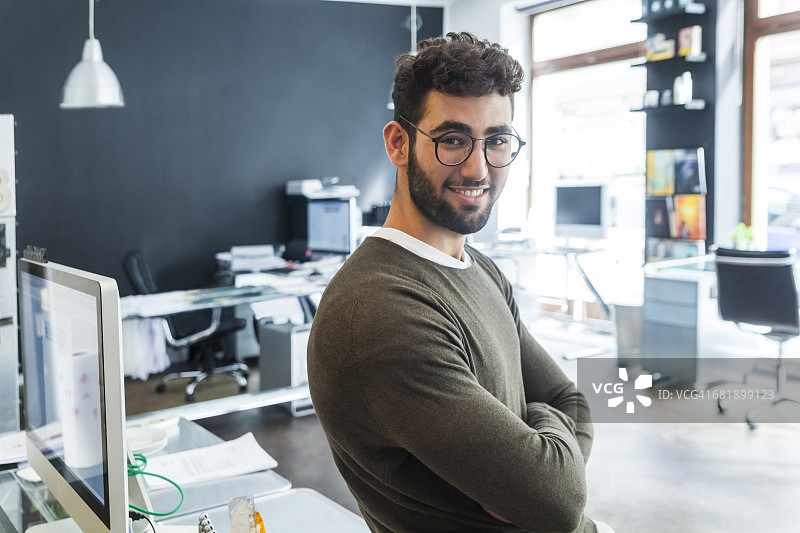 在现代办公室里的微笑男人肖像图片素材