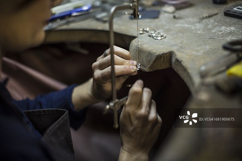 金匠在工作室制作珠宝图片素材