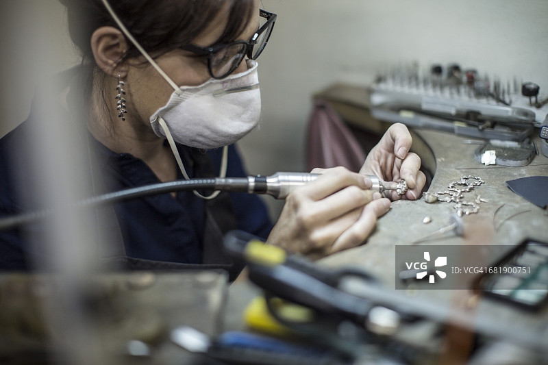金匠在工作室制作珠宝图片素材