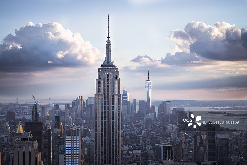 美国纽约曼哈顿帝国大厦日落天际线图片素材
