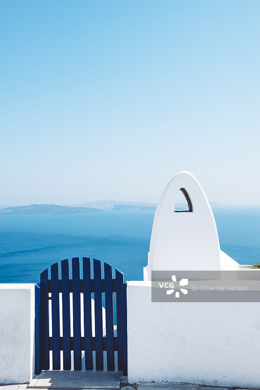 希腊圣托里尼岛伊亚：海边的门与烟囱图片素材