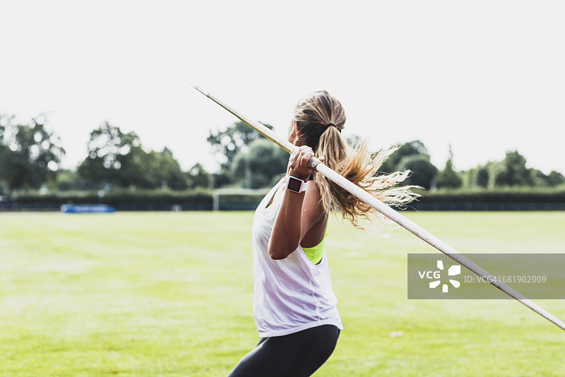 投掷标枪的年轻女人图片素材