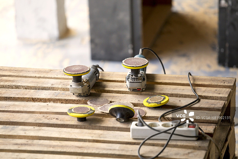 随机轨道砂光机和多孔插座图片素材