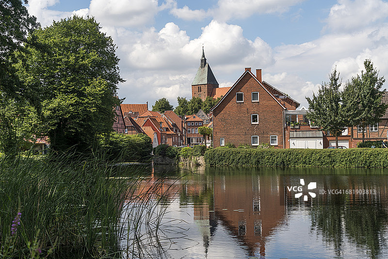 德国梅尔恩市，圣尼古拉教堂和护城河景色图片素材
