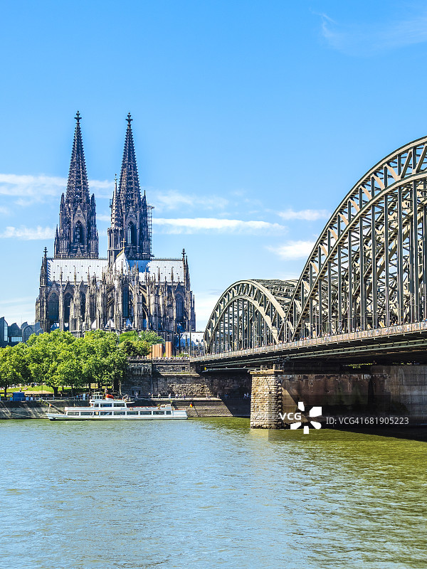 德国科隆大教堂与霍亨索伦桥景观图片素材