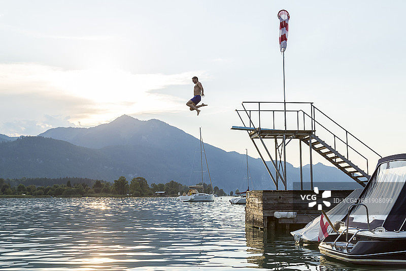 奥地利圣沃尔夫冈：男子从平台跳入湖中图片素材