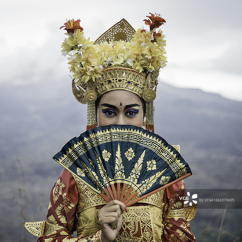 火山前山坡上的雷贡舞者图片素材