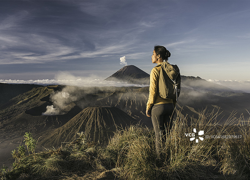 女士站在布罗莫火山前图片素材