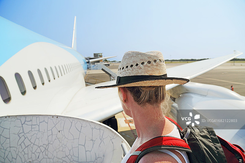 女人登上飞机图片素材