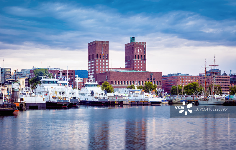 黎明时的奥斯陆市政厅图片素材