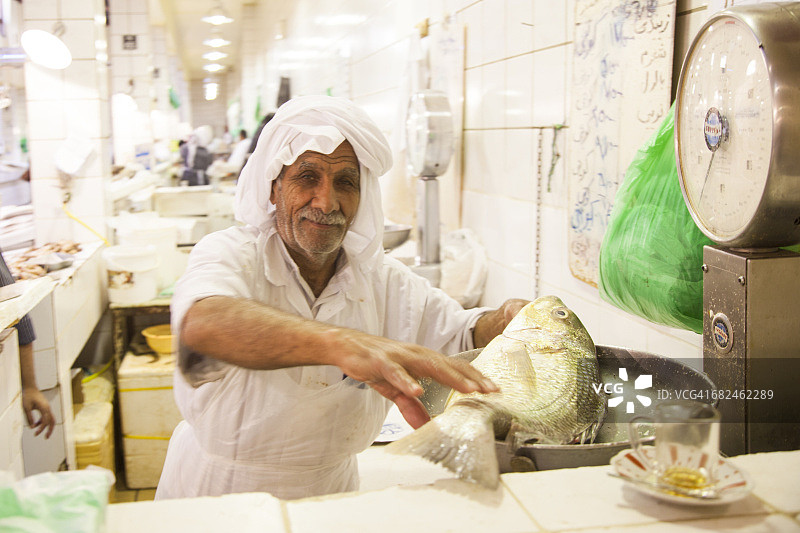 科威特科威特城索坦鱼市的鱼贩图片素材