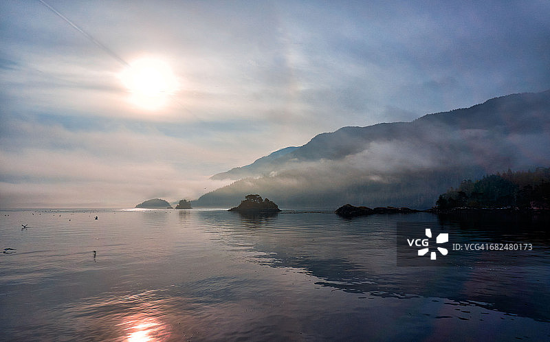 布劳顿群岛之间的日出图片素材