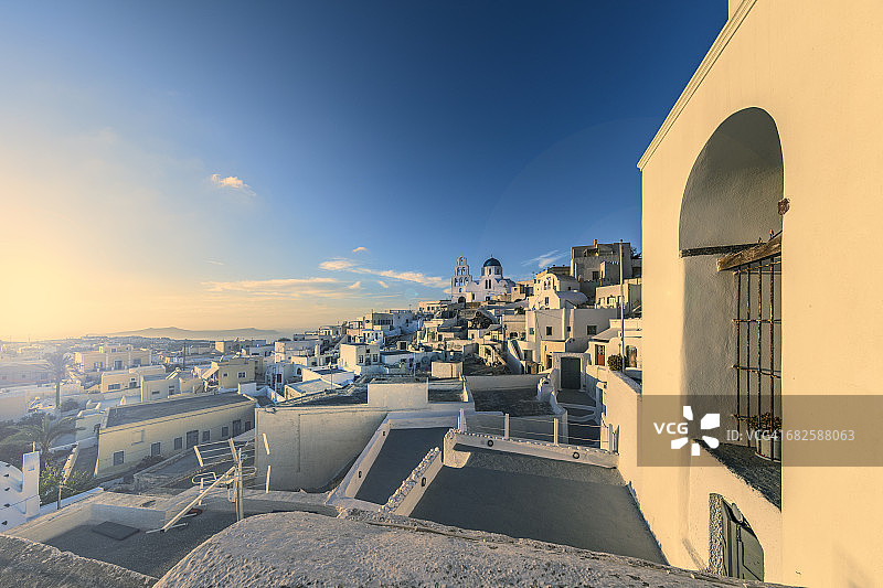圣托里尼皮尔戈斯日落图片素材