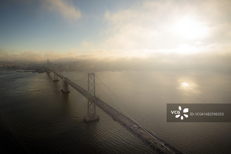 笼罩在雾中的海湾大桥航拍图片素材