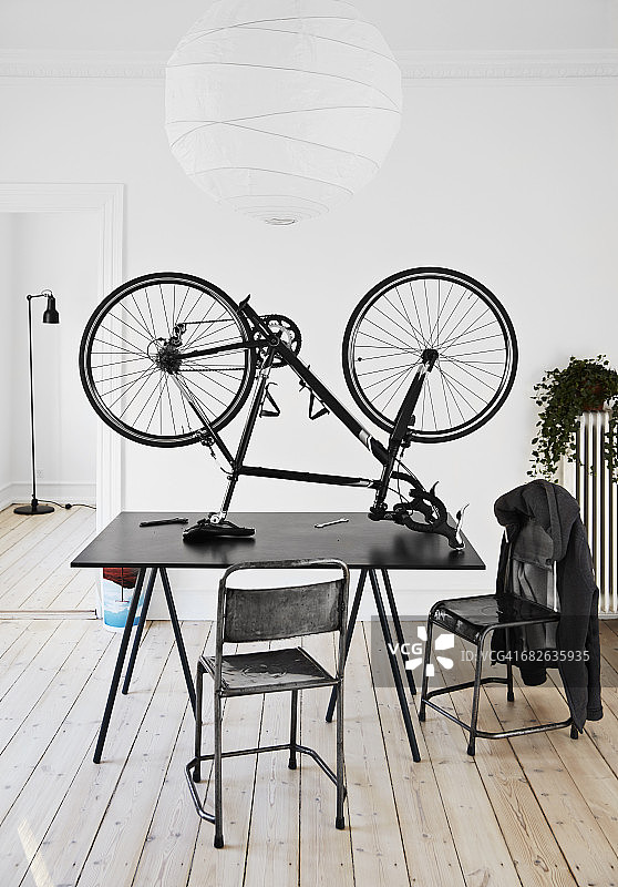 在家维修自行车图片素材