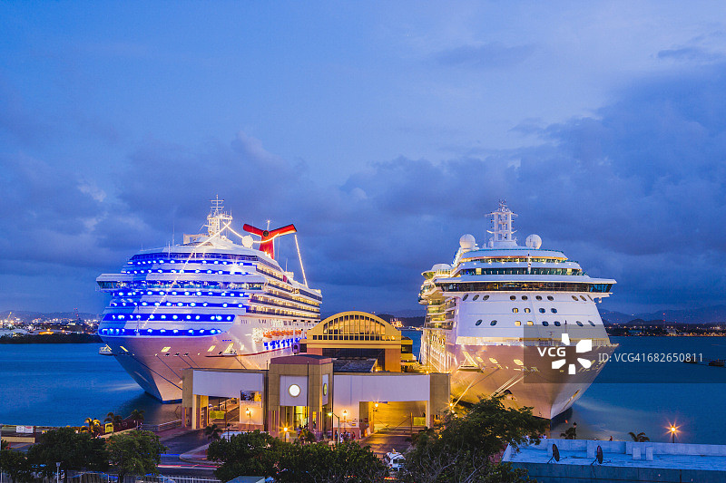 旧圣胡安港口的游轮图片素材