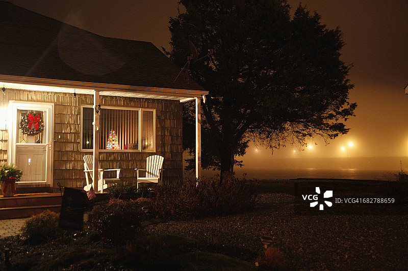 雾夜圣诞装饰的房子图片素材