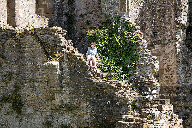 女孩坐在遗址上图片素材