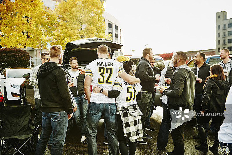 情侣在后备箱派对上拥抱图片素材