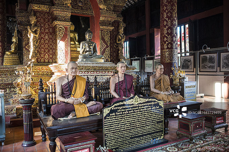 泰国清迈帕辛寺的佛教僧侣雕像图片素材