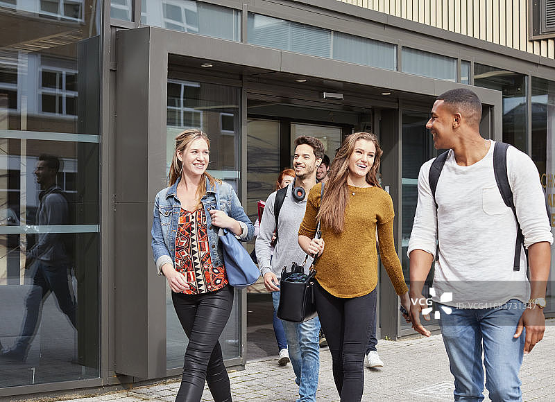男女学生离开高等教育学院图片素材