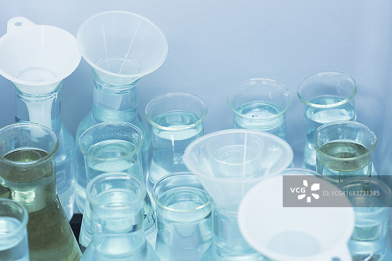 装满液体的漏斗和烧杯图片素材