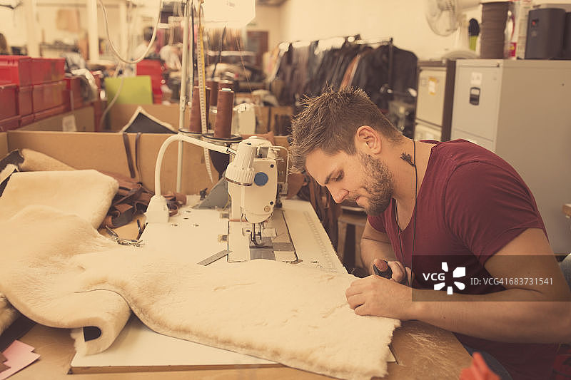 男人在皮夹克制造商处工作图片素材
