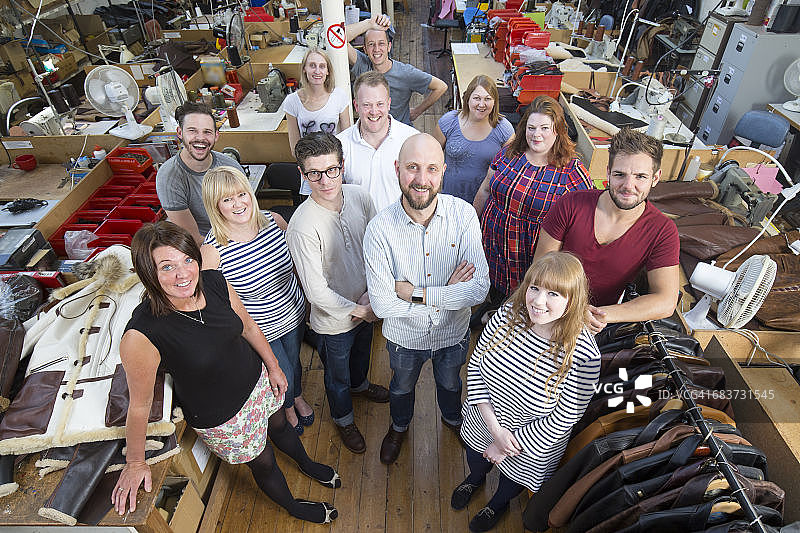 皮夹克制造商的工人肖像图片素材