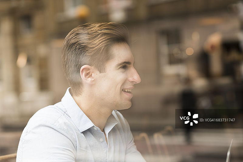 咖啡馆里年轻商人看到的窗外景色图片素材