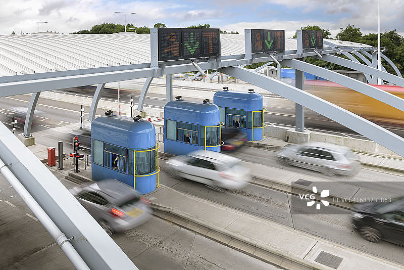 高角度拍摄的汽车通过桥上的收费站图片素材