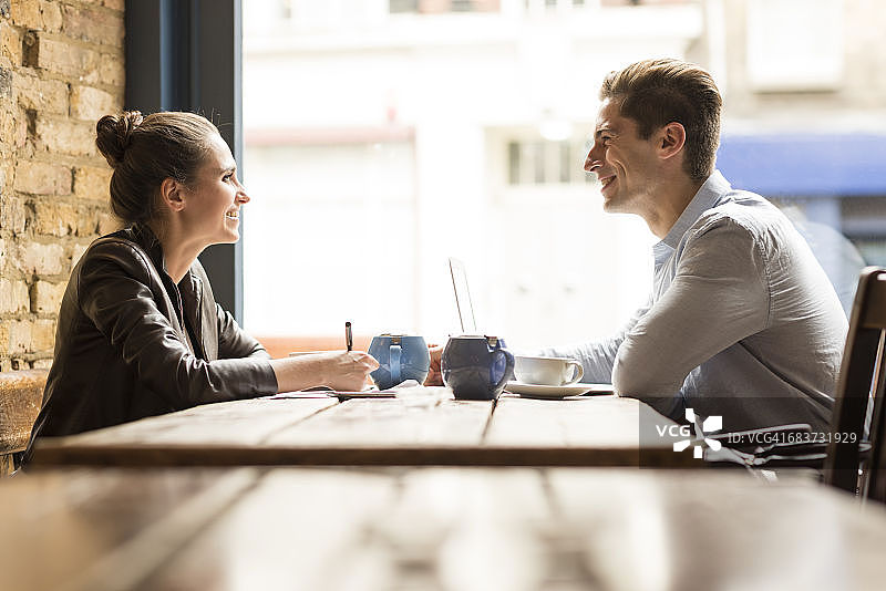 年轻商人和女人在咖啡馆会面图片素材