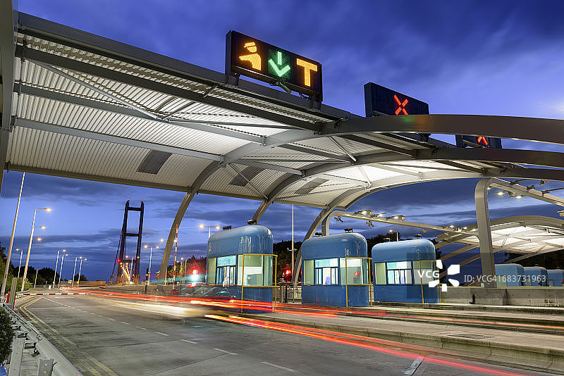 桥上收费站车辆通行夜景图片素材