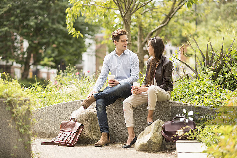 在城市公园会面的年轻商人和女人图片素材