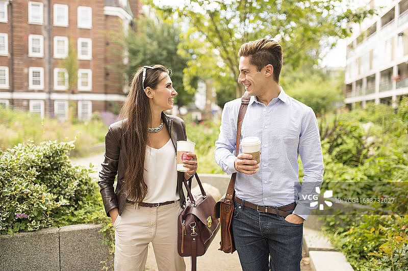 在英国伦敦街头边走边谈的商人和女人图片素材