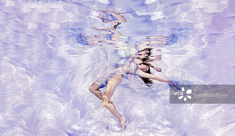 水下视角：女子身披薄纱，漂向水面图片素材