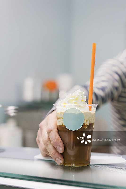 手握冰咖啡的细节图片素材