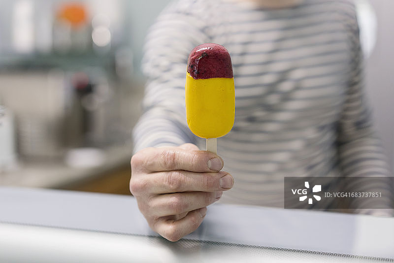 手拿冰淇淋冰棒特写图片素材