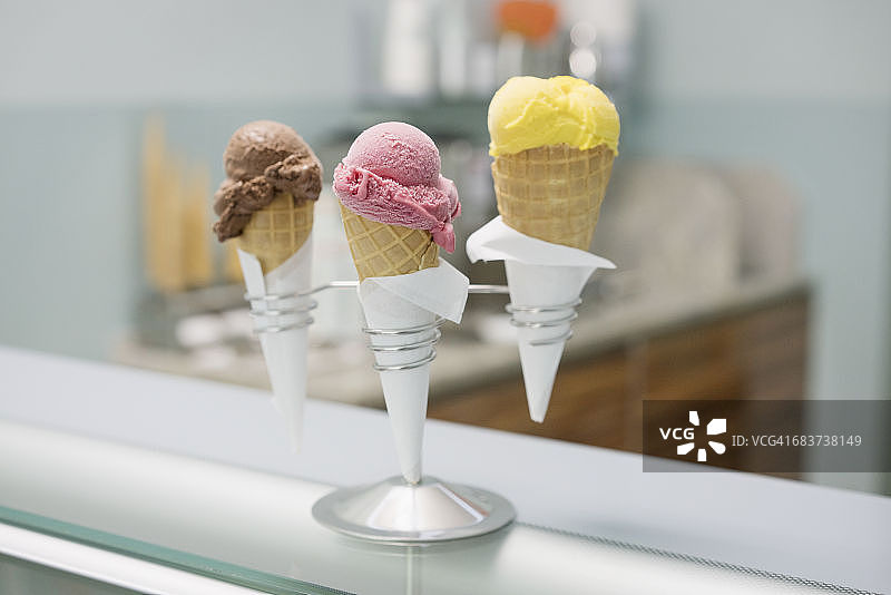 商店柜台上螺旋支架中的各式冰淇淋甜筒图片素材