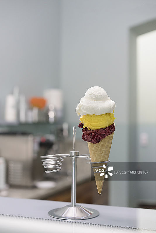 商店柜台上螺旋支架中的冰淇淋甜筒图片素材