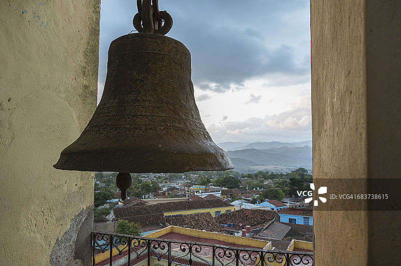 从古巴特立尼达老教堂钟楼看到的城镇景色图片素材