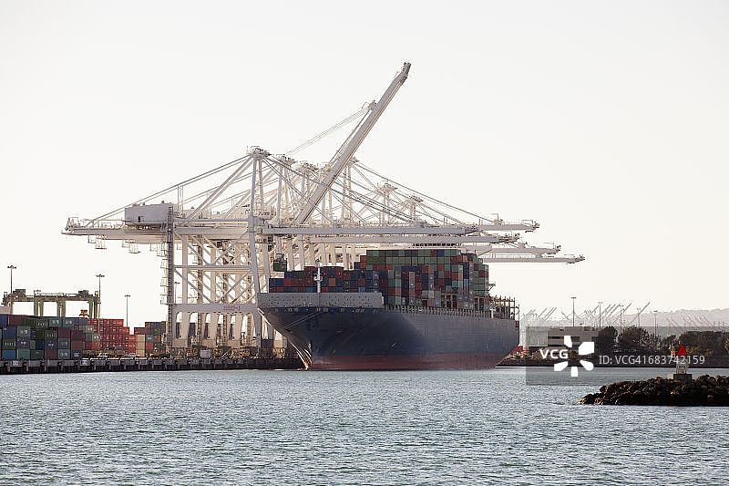 系泊在海上的集装箱船，背景是天空图片素材